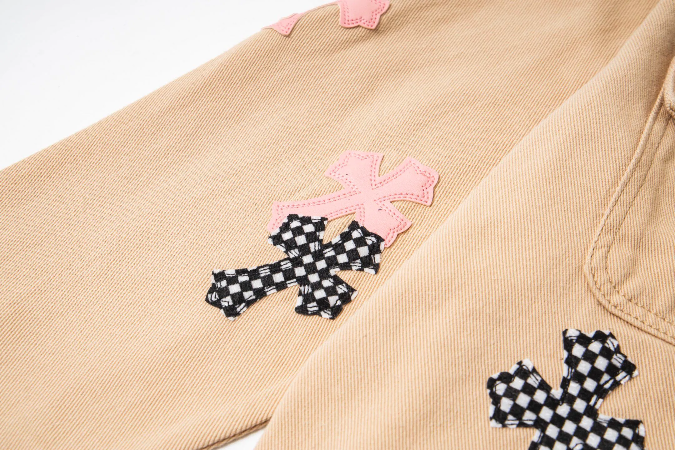P260 ChromeHearts/Chrome Hearts ch cherry blossom pink checkerboard patchwork leather jacket. If you are obsessed with ChromeHearts, you can check it out. The same style for celebrities. Chrome Hearts is a very representative shirt jacket. The upper body of both men and women is really amazing, and it is the same style as Yu Shuxin and Angelababy! Recommended loose style for girls, super sweet! As soon as you go out, you will turn heads‼ ️This jacket is really eye-catching. Style number: 1717# (same style pants are available) Color: Khaki Size: S M L XL